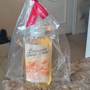 Bath & Body Works Cinnamon Donut Swirl Shower Gel. New.